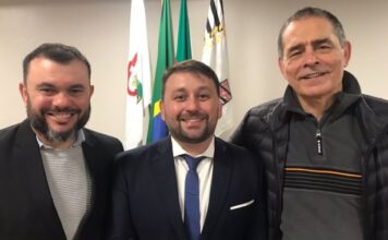 João Derly recebe título de cidadão emérito de Porto Alegre