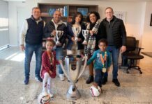 FGF entrega miniaturas da taça da Copa FGF aos filhos de Tarciso Flecha Negra