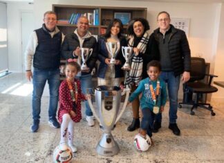 FGF entrega miniaturas da taça da Copa FGF aos filhos de Tarciso Flecha Negra