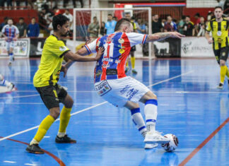 Uruguaianense goleia Peñarol e avança na Copa dos Pampas